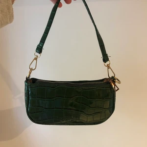 Grön väska  - Grön väska, knappt använd. Säljer då den inte kommer till användning helt enkelt. 100kr 