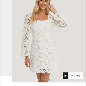 Superfin klänning! - Tänkte göra en intressekoll på denna klänningen 🤍 den är från Nakd och helt oanvänd 🤍 nypris var 499 men kan tänka mig att sälja den för 350 men pris kan diskuteras vid en snabb affär 🤍 GRATIS FRAKT!!