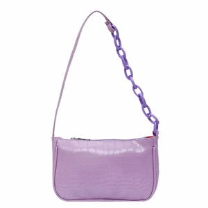 Lila axelväska  - Lila axelväska med kedjedetalj! 💜 Helt ny! Kika in mina andra annonser, 3 för 2 på alla väskor. Väskan kostar 99 kr inklusive frakt och allting! 