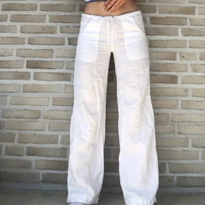 Linnebyxor - Säljer linnebyxorna i bra skick🤎🤎 det står 32 på lappen, jag har vanligtvis 34,36 och är 164 cm lång. Dem är köpta second hand , det står hm i dem. Fraktar för 46kr eller möts upp i Stockholm:) högsta bud:400kr Köp direkt: 600kr