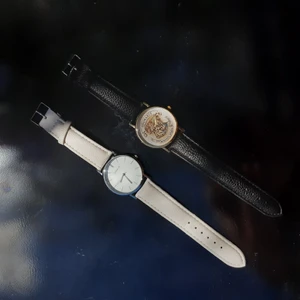 2 klockor  - 2 klockor köpta för kanske 5 år sedan. BÅDA HAR SLUT PÅ BATTERI, men jag tänker att det kanske finns någon som vill ha dem trots att de inte fyller någon funktion. Köpes tillsammans för 20 kr💕