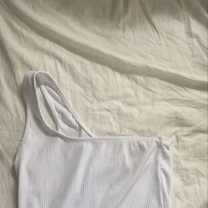 Vit tröja - Tröja från pull and bear! Super snygg. Inte genomskinlig