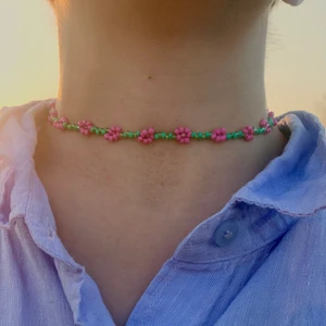 SUPERFINA HALSBAND OCH RINGAR🌟🪐 - Superfina halsband och armband i serice och lavendel. Helt handgjorda och nickelfria. För mer info, skriv här på Plick eller kolla in vår Instagram @petites.etoiles.bijoux🌟🌟 OBS halsbanden kostar 119kr+frakt, ringarna 29kr+frakt och ring+halsband 125kr+frakt