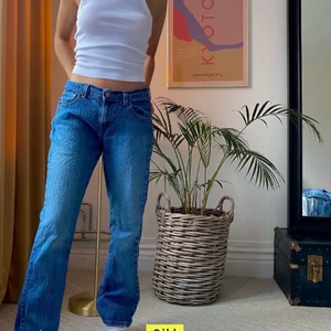 Levis jeans 515 -  LEVIS JEANS. Köpta på PLICK, skit snygga och perfekt nu till sommaren! sitter precis som på bilden men tyvärr inte riktigt min stil tjejen brukar ha 36 och jag brukar ha 38. Skriv för fler bilder 