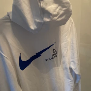 Nike hoodie - Säljer denna nästintill aldrig använda Nike hoodien👍😃