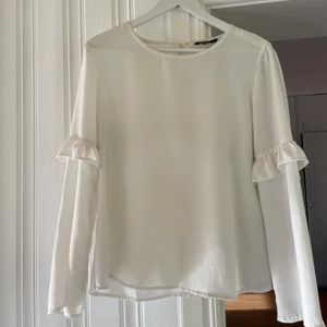 Vit blus  - Vit blus med söt detalj på ärmen 