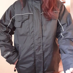 Bluewear arbetsjacka - Sparsamt använd arbetsjacka unisex. Krage fodrad med fleece.. Storlek M (skulle säga storlek 38-42). Har ingen anvöndning för jackan längre då jag ej jobbar utomhus.
