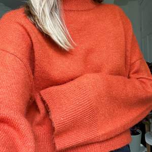 Säljer denna fina, orangea tröja som är sparsamt använd. Den är lite kortare och har utsvängda armar. Skriv för mer bilder eller funderingar! 🌟