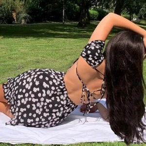 Blommig klänning - Sötaste klänningen med öppen rygg! Spårbar frakt 57kr☺️⚡️ Storleken är M men passar bättre på XS/S skulle jag säga!