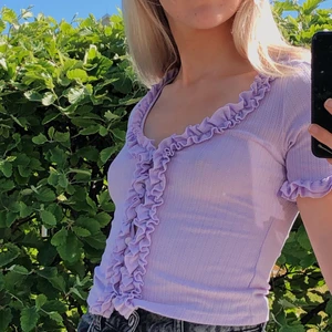 Ljuslila topp! - Topp från &other stories! Sparsamt använd 💘 storlek xs men passar mig som har lite större storlek, härligt och stretchigt material 