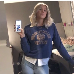 Vintage gant tröja - As fin vintage tröja från gant. Snyggt med en skjorta under! Säljer den pga att jag inte använder den så mycket längre men den är i toppskick! 66kr kostar frakten å då är den även spårbar! 