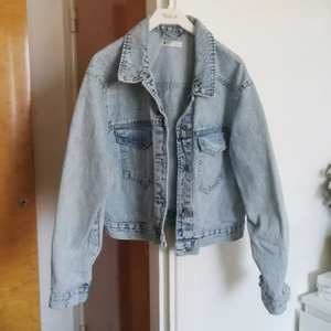 Jeansjacka - Jeansjacka köpt på Gina förra året. Storlek L. Ganska boxig. Frakt ingår i priset. 