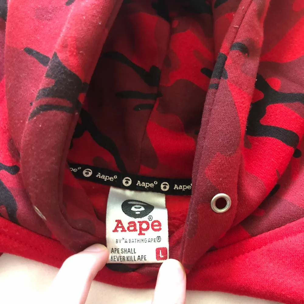 Gammal Aape hoodie som jag inte använt på flera år. Storlek L men sitter litet så passar S. Köpt för 900kr . Tröjor & Koftor.