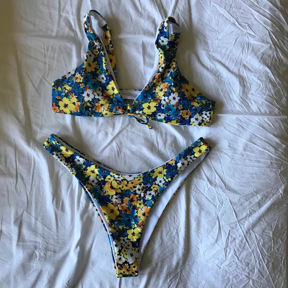 En helt ny superfin bikini som tyvärr inte passade mig😭💔 Köpt på Shein och märkt storlek L, men skulle snarare säga att den passar S-M. Hör av dig om du undrar något😃. Övrigt.