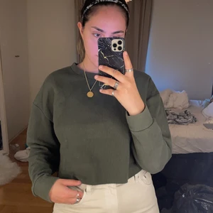 Zara tröja - En jättefin tröja från Zara! Mörkgrön färg och lite croppad i modellen! Strl M men passar mig som kan ha S också! Använts fåtal gånger och är i superbra skick