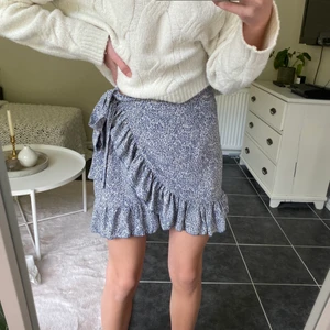 Storlek s - Blå kjol från shein. Aldrig använd.💓frakten kostar 50