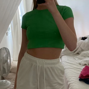 grön tshirt  - super fin grön tshirt! den perfekta gröna färgen!!!! super fin uppvikt som på första bilderna men man kan även ha den nervikt som den ska vara! sitter perfekt på mig som är vanligtvis en XS/S i tröjor och är 165cm lång!💚💚