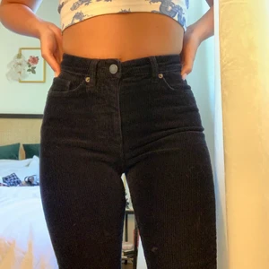 Manchester byxor - Marinblå manschesterbyxor från Monki. Liten fläck på framsidan som syns på bilden, därav det billiga priset.