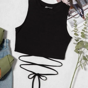 T-shirt med snörning - Så fin t-shirt som man snörar runt magen. Jättefint till sommaren som går att matcha till byxor, kjolar short. Var tyvärr för liten för mig, endast testad! Storlek S. Frakten är inte inkluderad i priset!