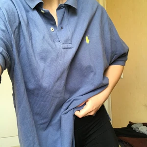 Oversized piké Ralph Lauren  - Pikétröja från Ralph Lauren i storlek xl, så fin att vika upp eller bara ha bekväm som den är (jag har normalt storlek s) hör va er vid funderingar och pris kan alltid diskuteras 💕