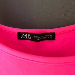 Rosa linne  - Säljer mitt knall rosa linne från zara. Använt en gång 