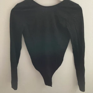 Body - Långärmad body från NAKD, öppen i ryggen. Köparen står för frakten💞