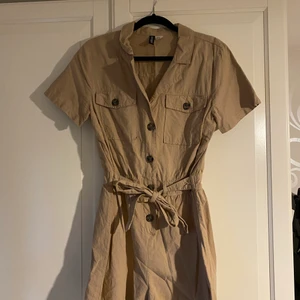 Jumpsuit - Beige jumpsuit i nyskick. Lite skrynklig på bilden då den legat nedpackad. 