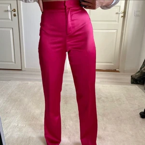 Rosa silkesbyxor ASOS XS - Säljer mina favoritbyxor från ASOS pga för små💖 Passar 34/XS och sitter väldigt snyggt på!