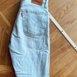 Oanvända levis jeans i stk w26 l28 med litet hål på knä.
