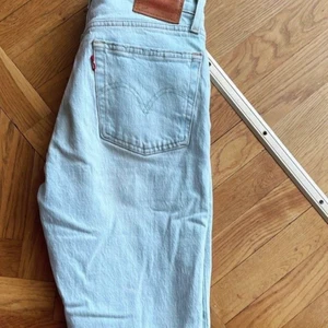 Levis jeans 501 - Oanvända levis jeans i stk w26 l28 med litet hål på knä.