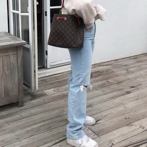 BLÅA JEANS MED SLITNINGAR - Så fina jeans från Gina tricot, 200kr i storlek 36!!