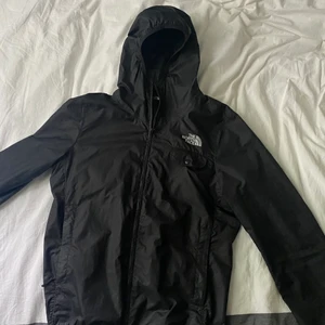 The North Face jacka regn/vår - Jag säljer min The North Face jacka eftersom jag inte använder den längre. Den är i bra skick.  Nypris: 1200 kr Mitt pris: 500 kr