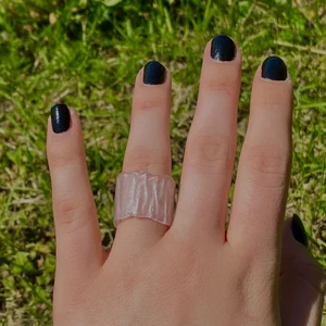 Ring  - En jätte fin och lite större statement ring, den är genomskinlig och hemma gjord. Jätte fin att bara ha för sig själv och matcha med både guld och sliter ringar🤍