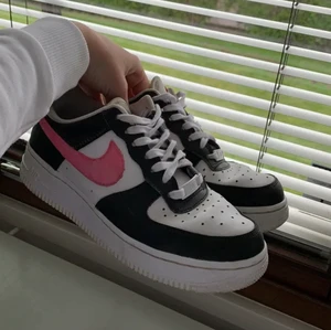 Nike air force one - Säljer mina coola Air force one på grund av att jag har köpt jordans och nya air force! Skorna är i mycket bra skick (har inte använt dom mycket) buda över 450kr eller köp direkt för 600kr. (Ny pris 1100kr)