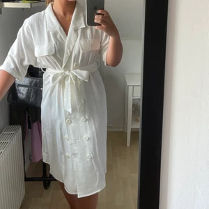 Klänning - Otrolig fin vit klänning i linnematerial! 