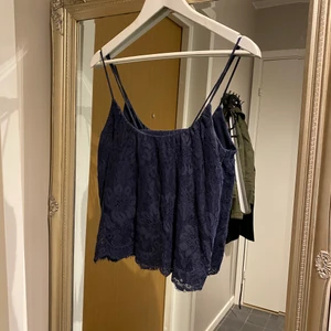 Blått spetslinne perfekt till sommaren! - Jättesöt topp i spets, även ett lager tyg under.   Kan hämtas hos mig på Kungsholmen eller skickas för 45 kr 💌