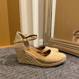 Snygga kilklackar eller sandaler - Jättesnygga sandaler, använda endast några få gånger!   Kan hämtas hos mig på Kungsholmen eller skickas för 79 kr 💌