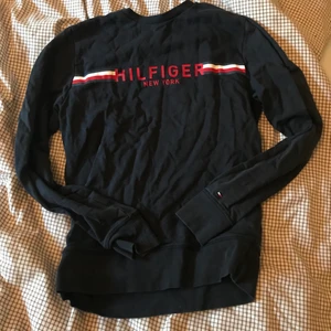 Tommy hilfiger crewneck - En tommy hilfiger college tröja. Ganska bra skick. Färg blå med en röd-vit text. Nypris 1500 kr