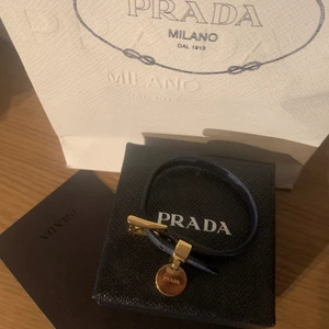 Armband Prada - Funderar på att sälja mitt armband från Prada. Skriv om ni är intresserade eller vill ha fler bilder💓💓 kvitto och påse finns kvar sen köp⚡️