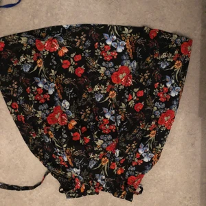 Blommig kjol - Fin kjol med hög midja. Fint skick 