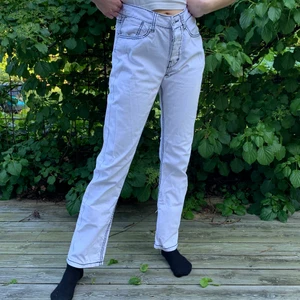 Vita jeans - Gillar dem här byxorna med dem har blivit för stora i midjan så får gå till ett annat hem. Väldigt fina och bekväma, gillar de svarta sömmarna.
