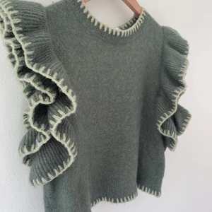 Söt topp - Supersöt topp med volanger från zara i stl M men sitter mer som en S (tycker jag)👍🏻 Fin grön färg o så söt en sommarkväll:)🥰 Hör av er vid frågor! Pris kan diskuteras👍🏻 Jag står ej för frakten och skickar spårbart:)