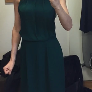Festlig Samsoe Samsoe klänning! - Använd fåtal gånger, som nyskick skulle jag säga. Mörkgrön. Storlek M. Köparen står för frakt.