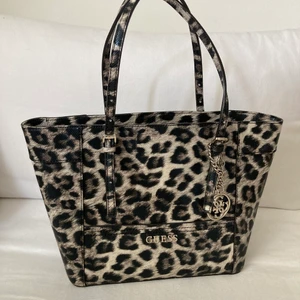 Guess väska leopard  - Guess handväska leopardmönstrad, använd 2 ggr.