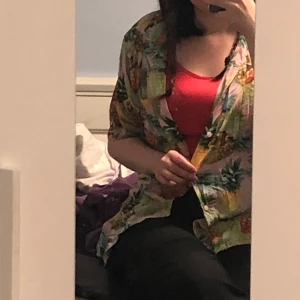 Skjorta från H&M i storlek S men - Frakten ingår i priset :)  Skriv för mer info 