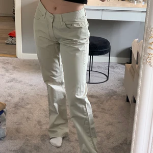 byxor - Beiga lågmidjade byxor från boomerang. knappt använda så de är som nya. Lite insydda i midjan.
