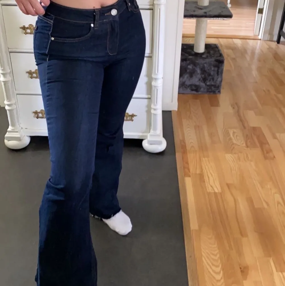 As snygga mörkblåa bootcut jeans! Passar mig perfekt som är 1.60 cm lång.. Jeans & Byxor.