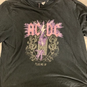 ACDC tisha  - Använd en gång på min inspark när jag började gymnasiet. Storlek xs men oversized i storleken! 