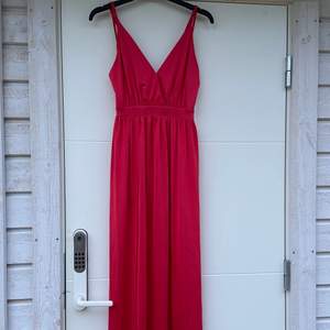 Så fin röd klänning från Nelly som jag köpte för några år sen. Använd någon gång och finns inte kvar på hemsidan. Det är en body insyd i klänningen och så är det två långa slitsar som går hela vägen upp till midjan. Lite udda och så fint! Storlek S/36🤍 300kr+frakt