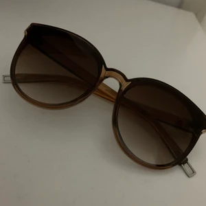 Solglasögon - Bruna solglasögon i fint skick